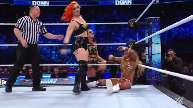 WWE:拉奎尔势不可挡,战胜挑战者捍卫女双冠军