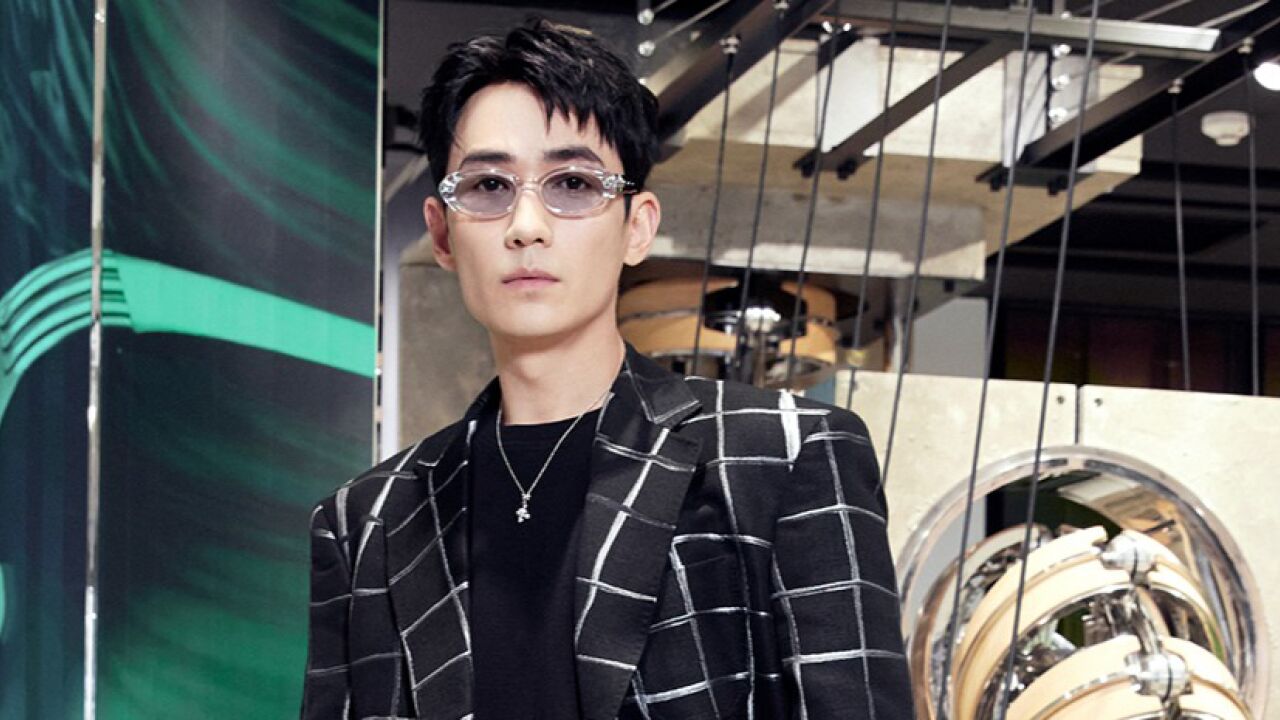 朱一龙助阵品牌门店新装开幕 穿西装戴眼镜酷似青年学者