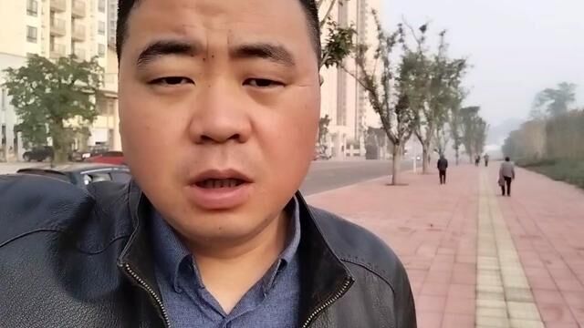 工作日上午的九点一刻你们在干什么呢?我在某个地方办公室等上班的人……