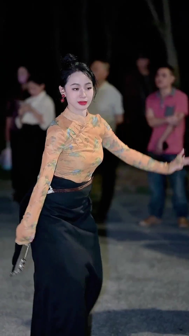 一、藏族舞蹈的基本步伐