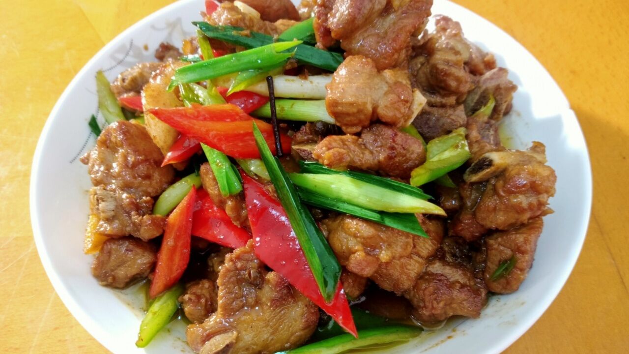 老厨教你广式小炒排骨的家常做法,香味浓郁,下酒又下饭