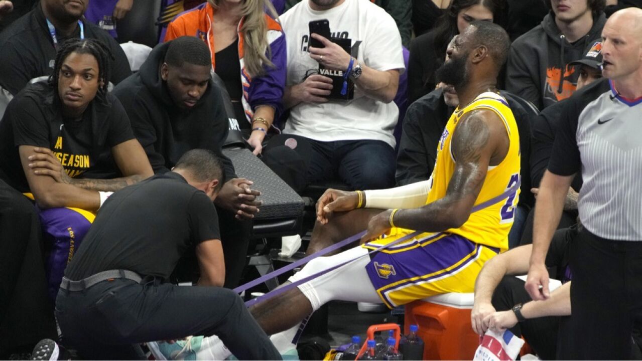 曝詹姆斯受伤部位有些酸痛,走路有轻微跛脚情况,周一对开拓者会出战吗