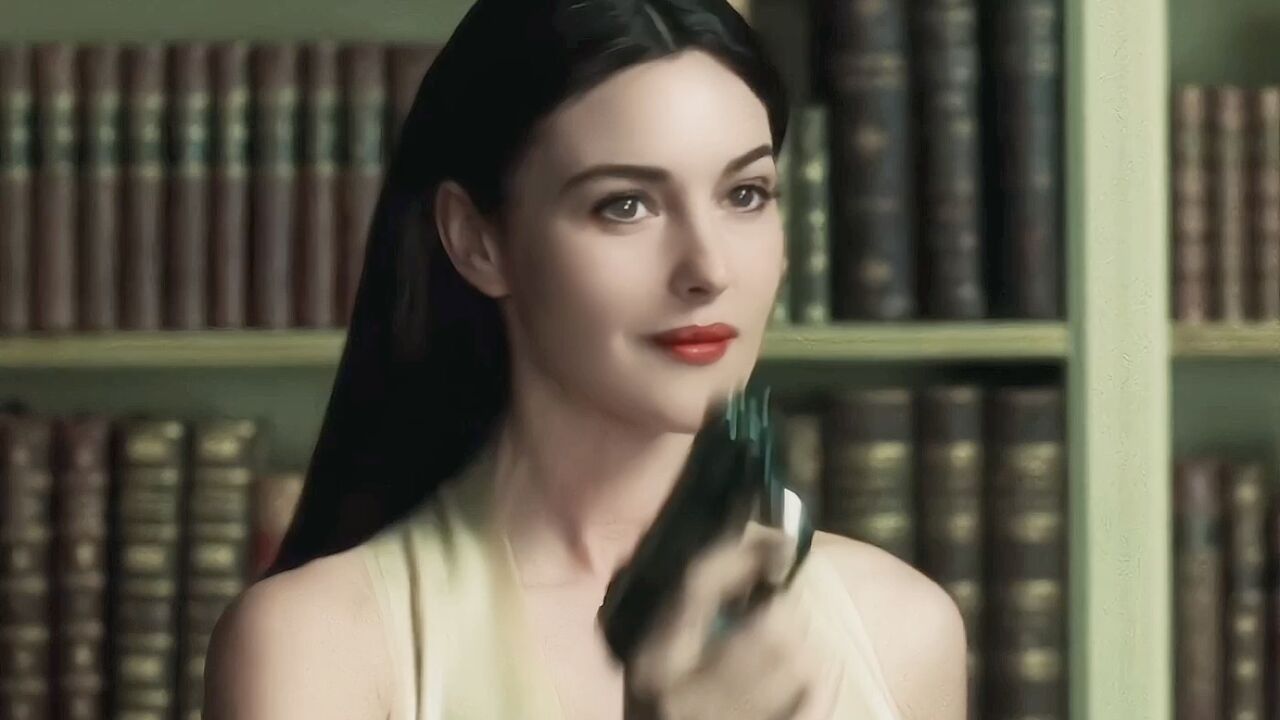 不同于狐系美人和仙系美人,莫妮卡贝鲁奇是典型的母系美人!