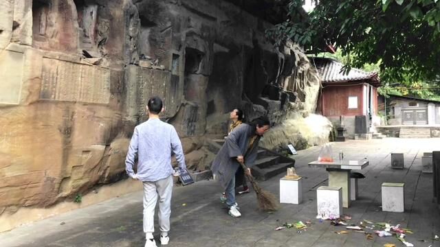 石门寺摩崖造像真实、较为完整地保存了唐开元前后及晚唐、清代造像,反映了巴中地区不同时期的佛教思想和信仰.