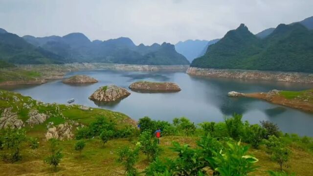 山脉蜿蜒曲折,草蛇灰线,伏脉绵亘,枝脚桡棹,流水停蓄