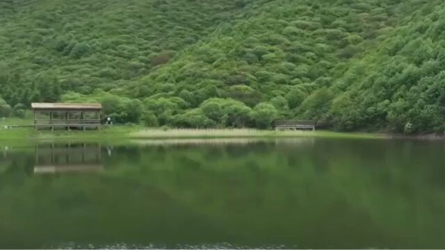 朝那湫风景秀丽气候宜人,不仅可以欣赏美景,也是个避暑的好地方