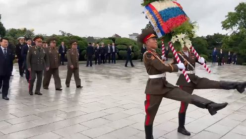 朝鲜战争停战70周年，俄防长绍伊古访朝向解放纪念碑敬献鲜花