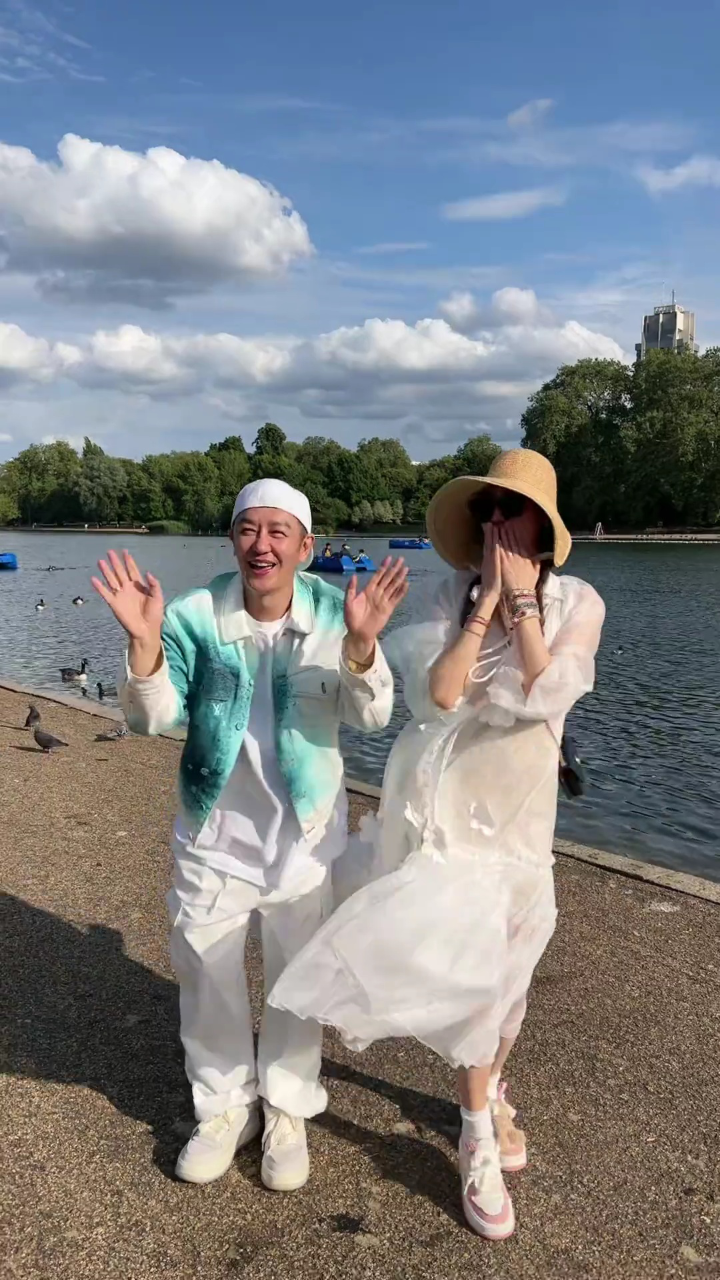 日常情侣和老公一起来海德公园喂天鹅和鸽子结婚的好处是可以成双入对