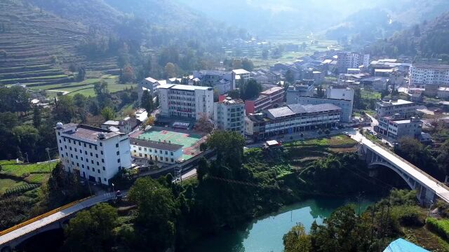 航拍贵州:走遍绥阳募阳村,大山环绕的村庄一条河孕育了无数人