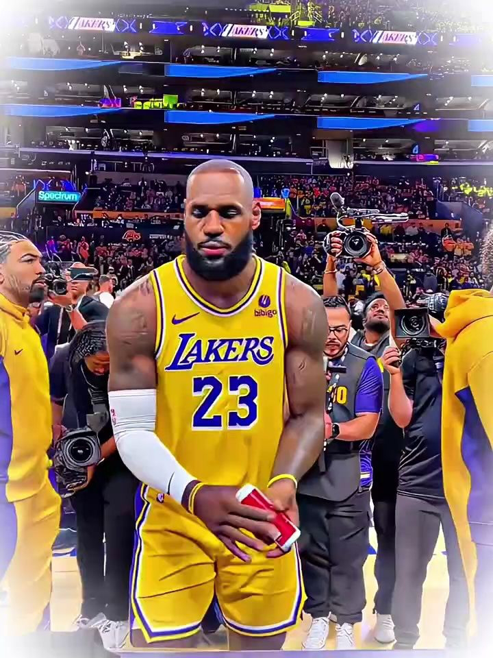 那避暑詹姆斯开场抛镁粉仪式,太霸气啦#詹姆斯赛前抛镁粉#铁铁的nba