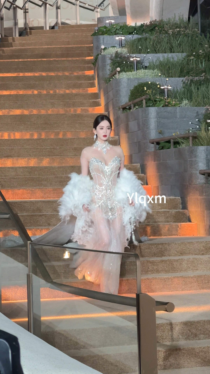 古力娜扎 白色珍珠羽毛拖尾长裙,这是什么仙女本仙,美到无法形容