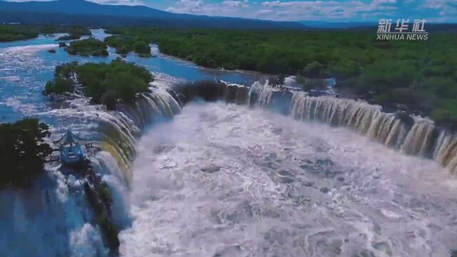 镜泊湖吊水楼瀑布出现“三面溢流”景象