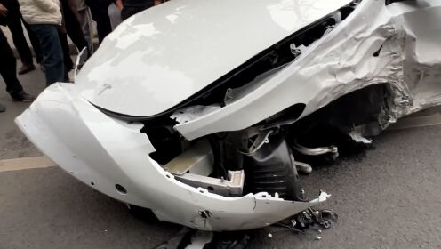 网传“成都一特斯拉连撞11辆车” 警方通报：3人轻伤，驾驶员已被控制