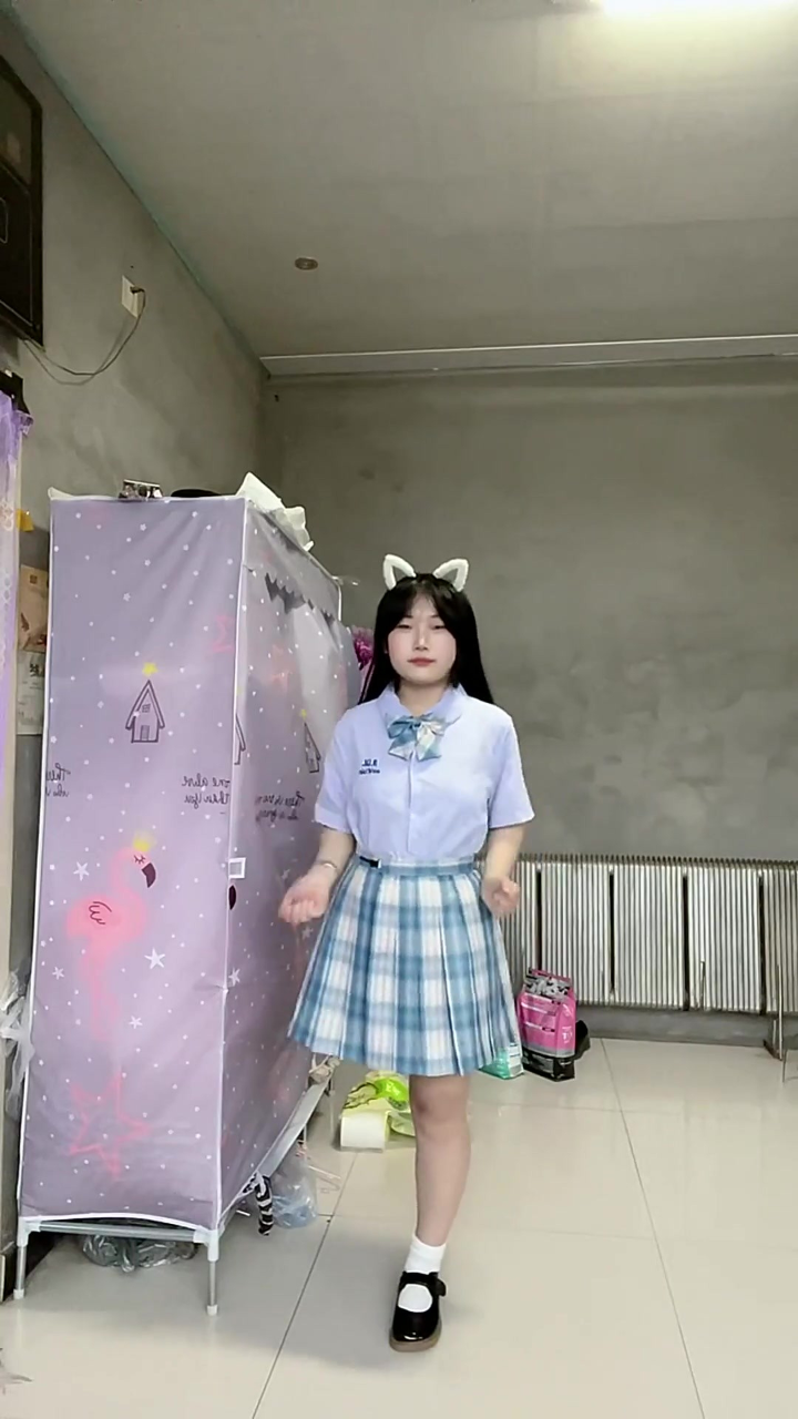 美女的衣服变没了jk图片