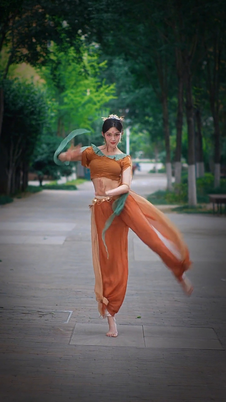 虽迟但到嘻嘻,编舞美绝了 #月下舞姬#月下舞姬舞蹈#异域风情#西域舞姬