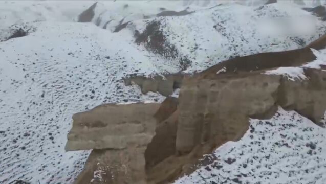 新疆昌吉:雪后丹霞似童话世界,游客感受大美河山