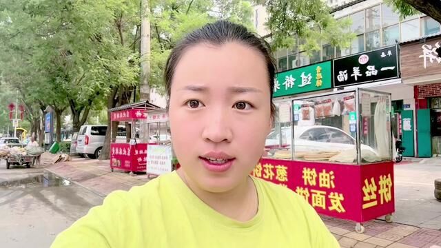 孩子满月照拿回来了,婆婆看到后爱不释手,婷婷要带公婆拍全家福 #婆媳生活 #公婆