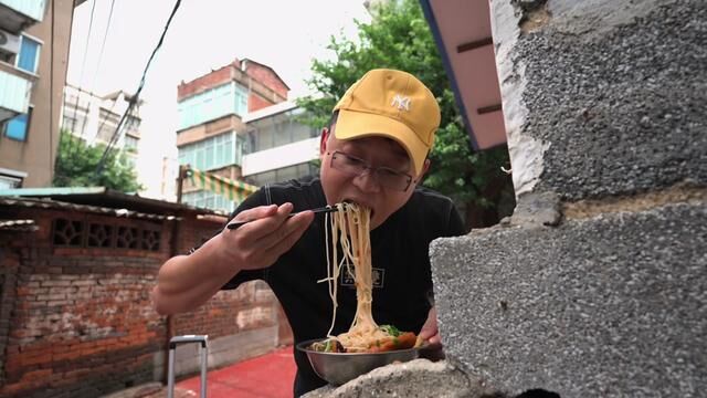 大刘在柳州打卡40年螺狮粉老店,站着嗦一口粉又香又辣,真满足#美食vlog #日常生活 #螺狮粉