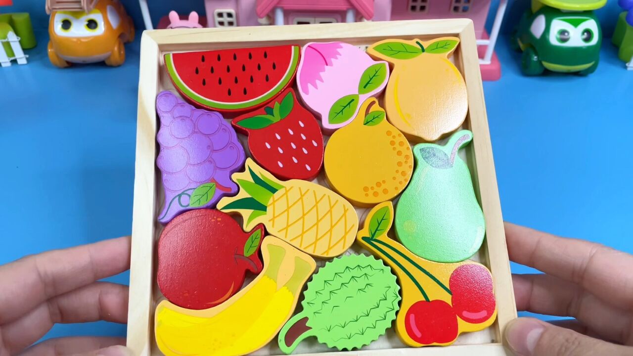 玩具故事—小猪一家玩水果拼图
