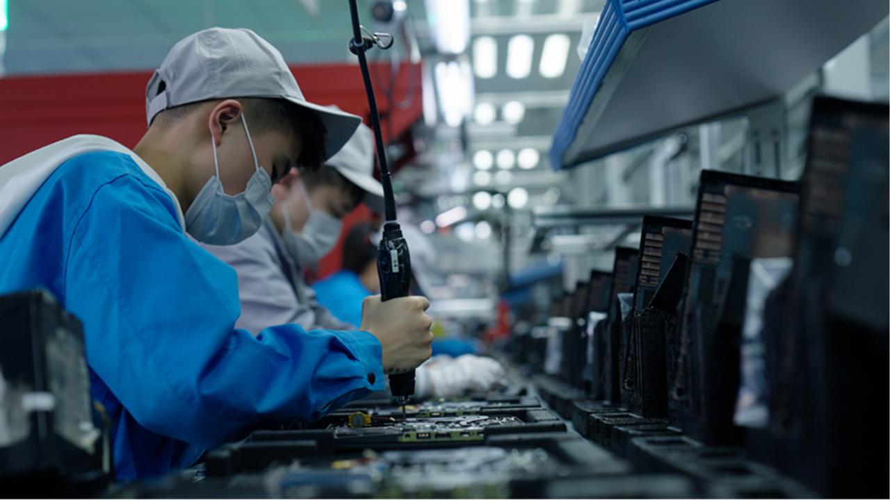 联想灯塔工厂的极限节拍:工人3秒钟拧一颗螺丝,1天10000颗