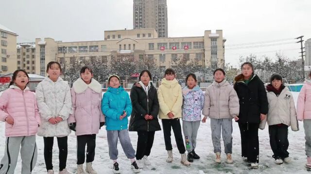 烟台市牟平实验二小:下雪了?不怕!雪地足球踢起来!