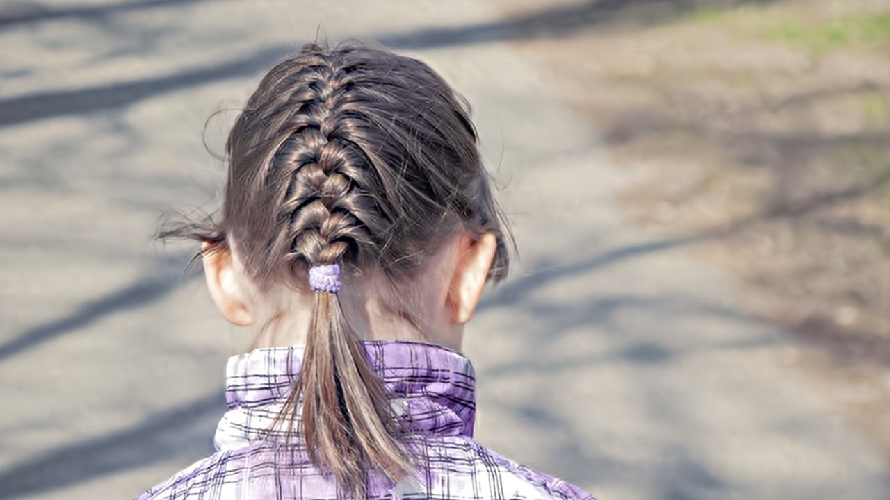 副校长称女生扎辫子戴首饰是勾引男同学?教育局回应