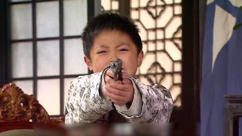 八岁小男孩对年老的父亲开枪不慎走火