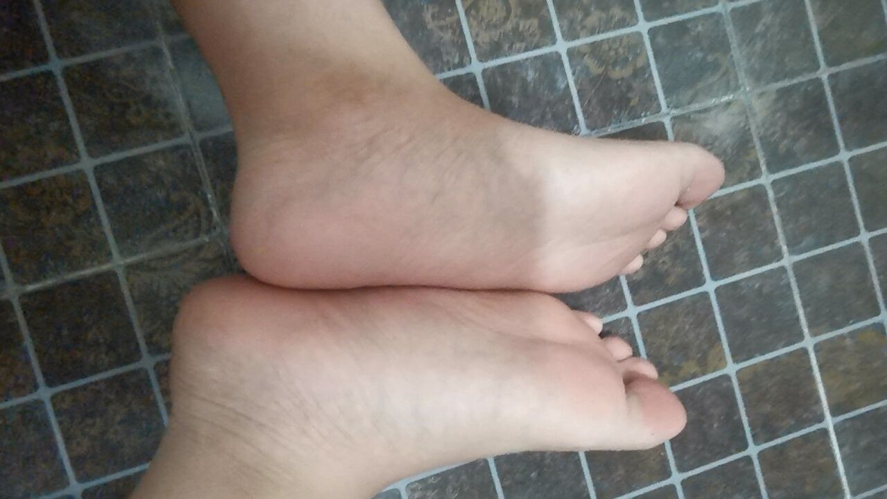 挠脚心白袜男孩