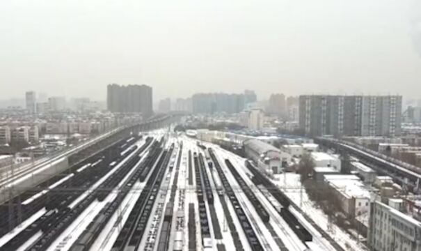 大范围降雪,山西太原,寒潮和暴雪中铁路部门确保物资供应