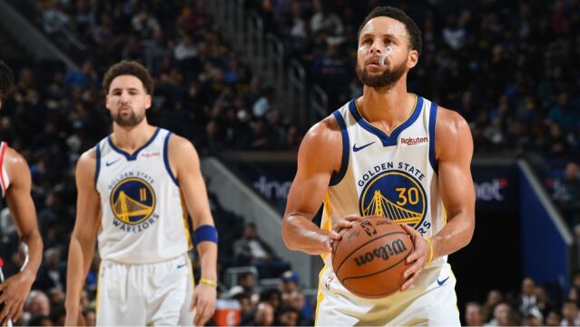 皆大欢喜！水花同迎里程碑还赢球：库里37分创四大纪录，克莱升历史第九