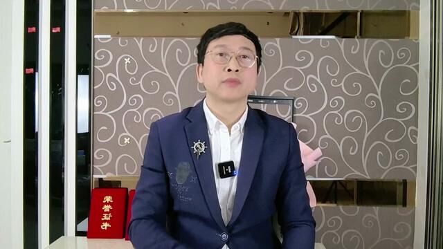 咸阳公租房豪车如云,公职人员对记者爆粗口,这是谁给的权力? #公租房豪车如云