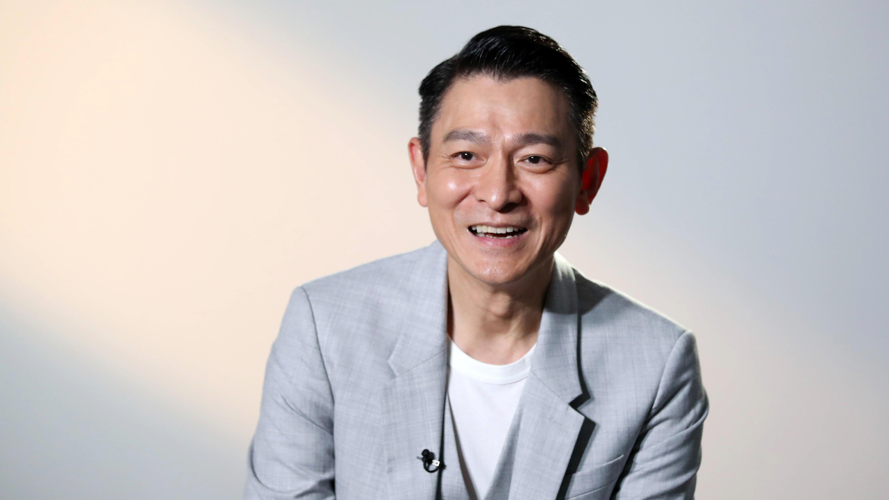 继刘德华飞跃护栏宠粉,他影院再热情回应粉丝,耐心接大家送的大麦