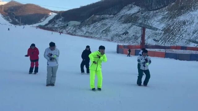 广西日报:在延吉滑雪场偶遇 “广西科目三”