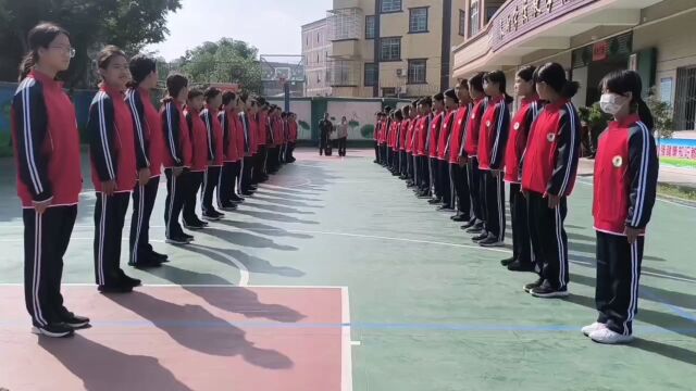 广东问题少年教育茂名青少年素质教育学校:《学生毕业了》,毕业学生与老师之间难舍难分师生情:离别是新的开始,让我们把这段美好的回忆化为力量,...