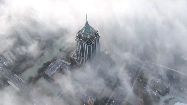 浙江长兴城市晨雾美如画