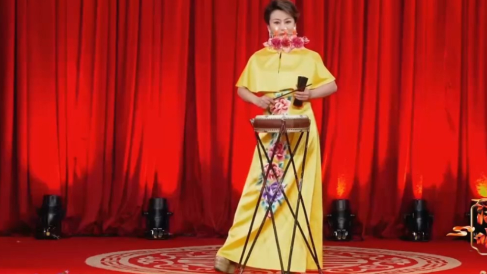 杨菲表演含灯大鼓《十字吉祥》,嗓音细腻,开口就让你陶醉不已