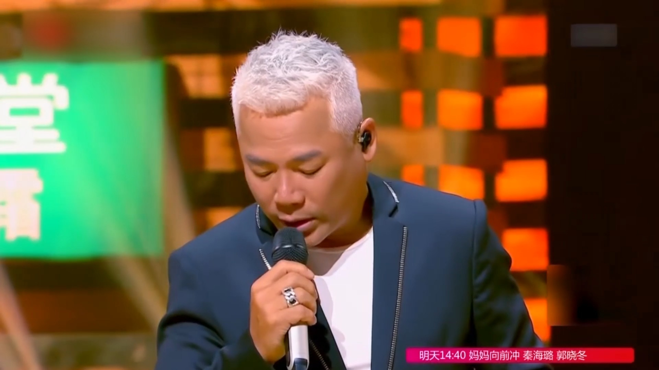 巫启贤一首经典《太傻》,开口就给跪了,果然还得是原唱