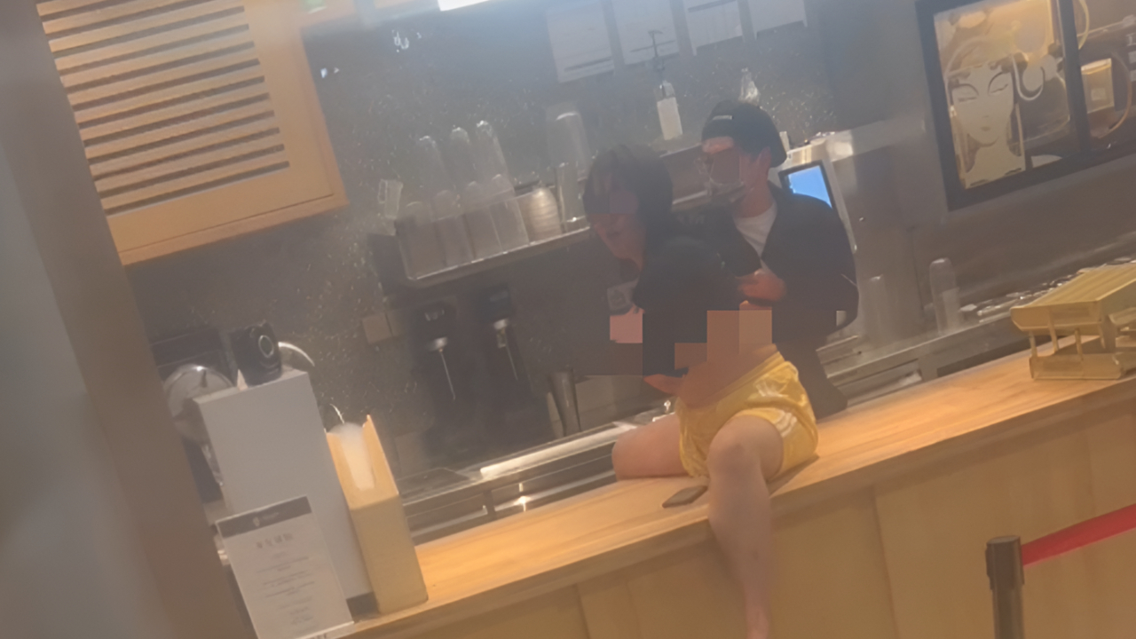 女子衣衫不整坐在霸王茶姬柜台上 店家回应:已报警