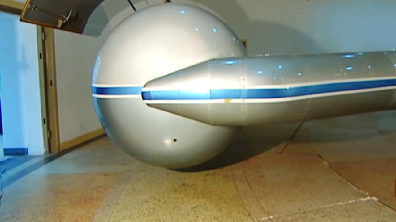 离心机训练是航天员训练的一项,是航天员提高超重耐力有效的设备