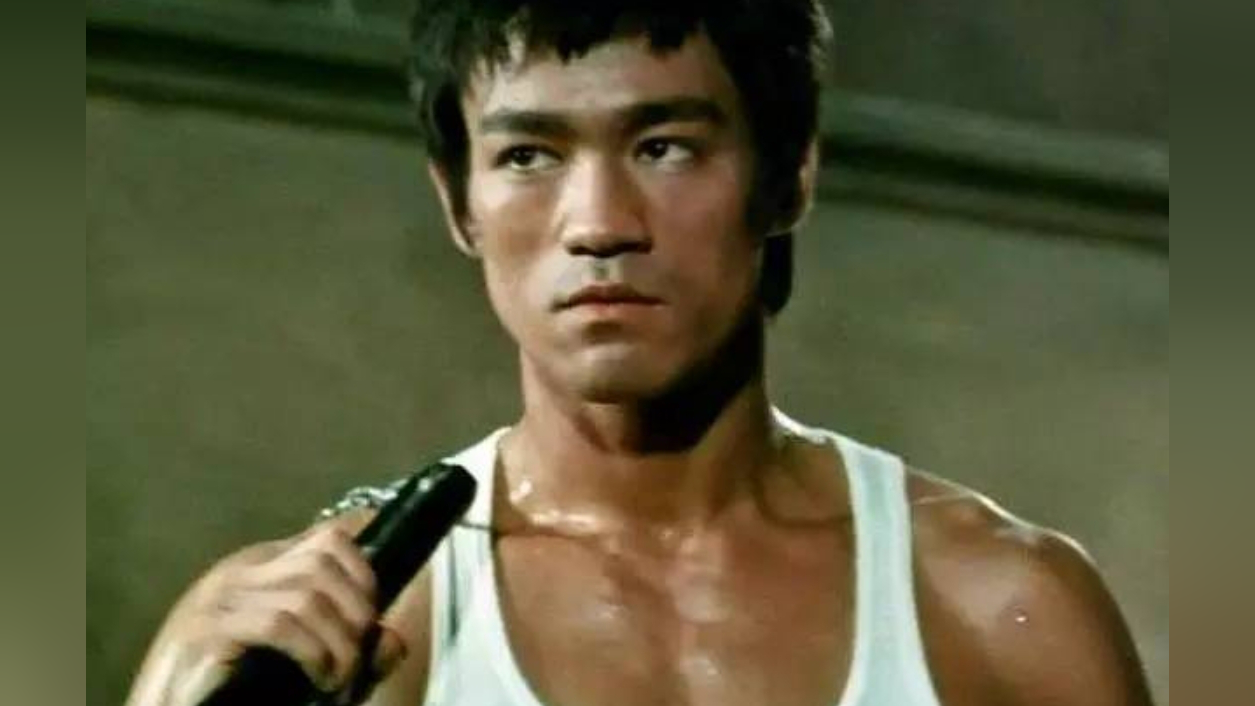 1973年,著名影星李小龙,在片场里忽然晕倒