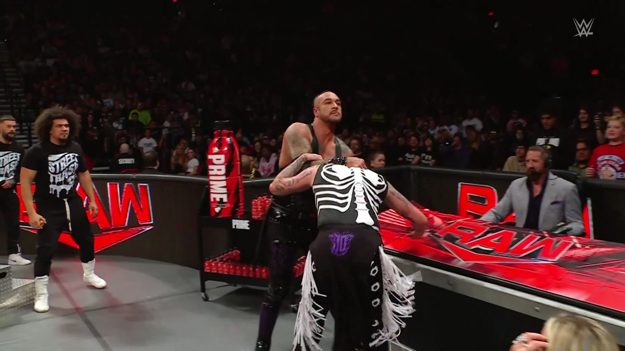 wwe raw 第1634期丨双拳难敌n手!达米安遭多人围殴 大意被多米尼克飞