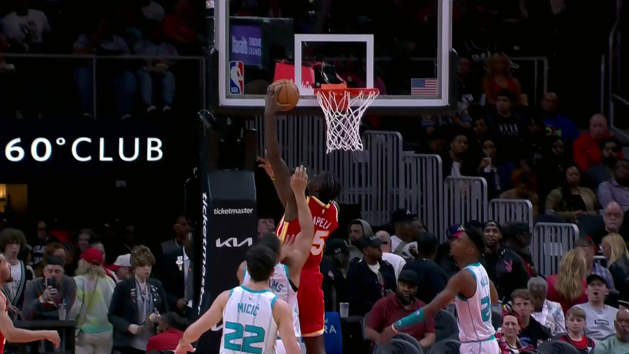 特雷杨神来之笔送妙传 卡佩拉接球起飞暴扣得手