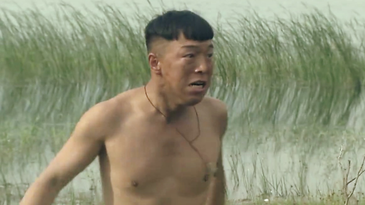 民兵葛二蛋丨衣服全被烧光!葛二蛋一觉醒来只剩内裤太悲催了