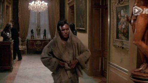 激吻黑妹格蕾丝·琼斯 《007之14雷霆杀机》片段