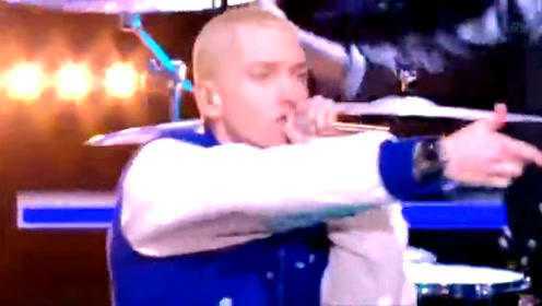 Eminem法国节目表演新单《Berzerk》 霸气四射