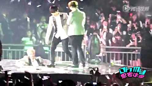 太险！EXO成员TAO掉下舞台D.O.被甩到观众席 女星被话筒绊倒险走光