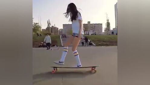 滑板少女
