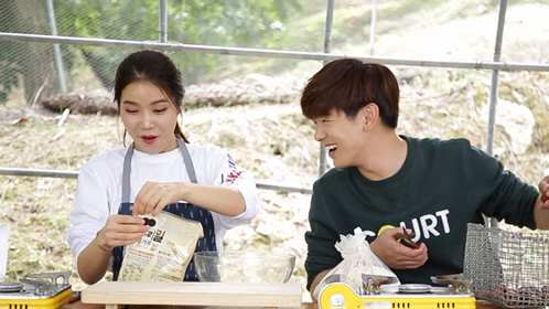 可颂夫妇摘秋板栗