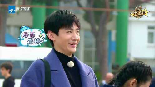 白敬亭熊梓淇遭"暴力"按摩,痛成表情包哈哈哈.