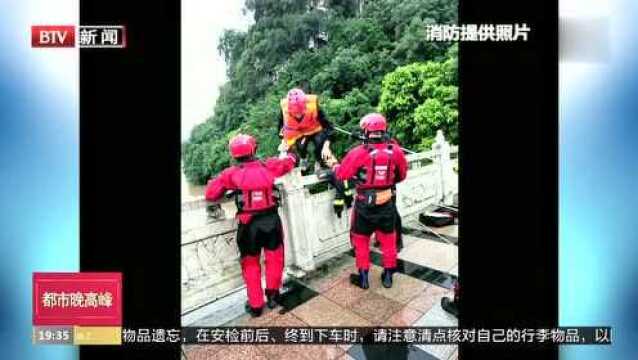 广西桂林:漓江水位上涨 人员被困桥洞